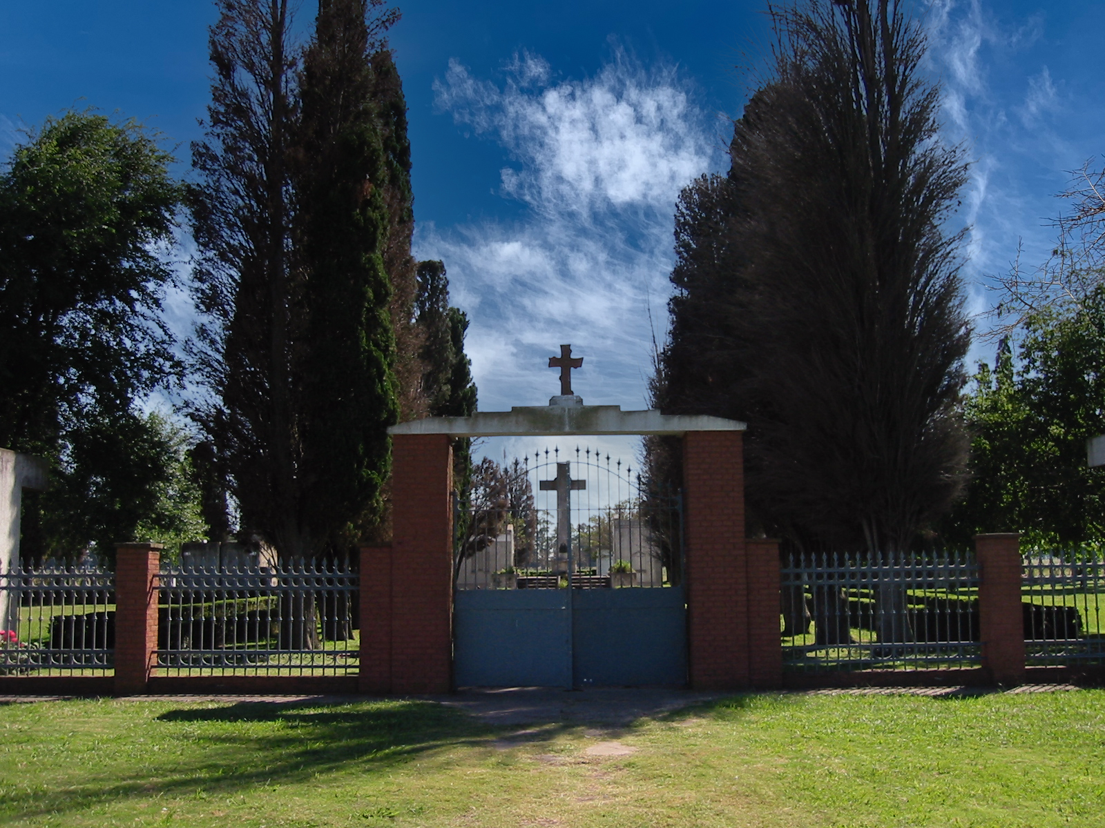 1 -Entrada Cementerio de Castilla Chacabuco Pcia Bs.As. Argentina 2003.jpg